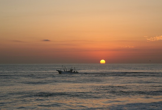 日の出と出漁舟